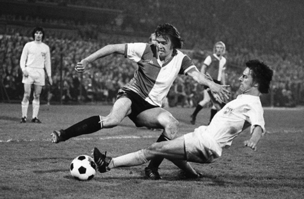 1973/74: Platz 9. Das Foto zeigt eine Szene aus dem UEFA-Cup-Spiel gegen Feyenord Rotterdam.