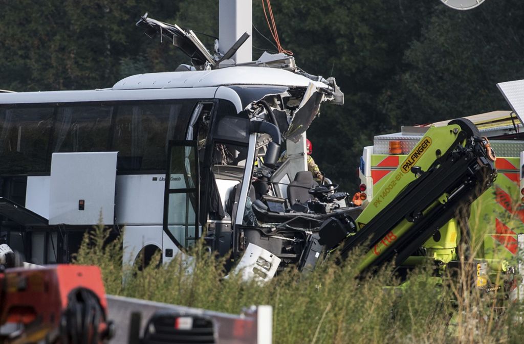13 Menschen wurden bei diesem heftigen Unfall in der Schweiz verletzt.
