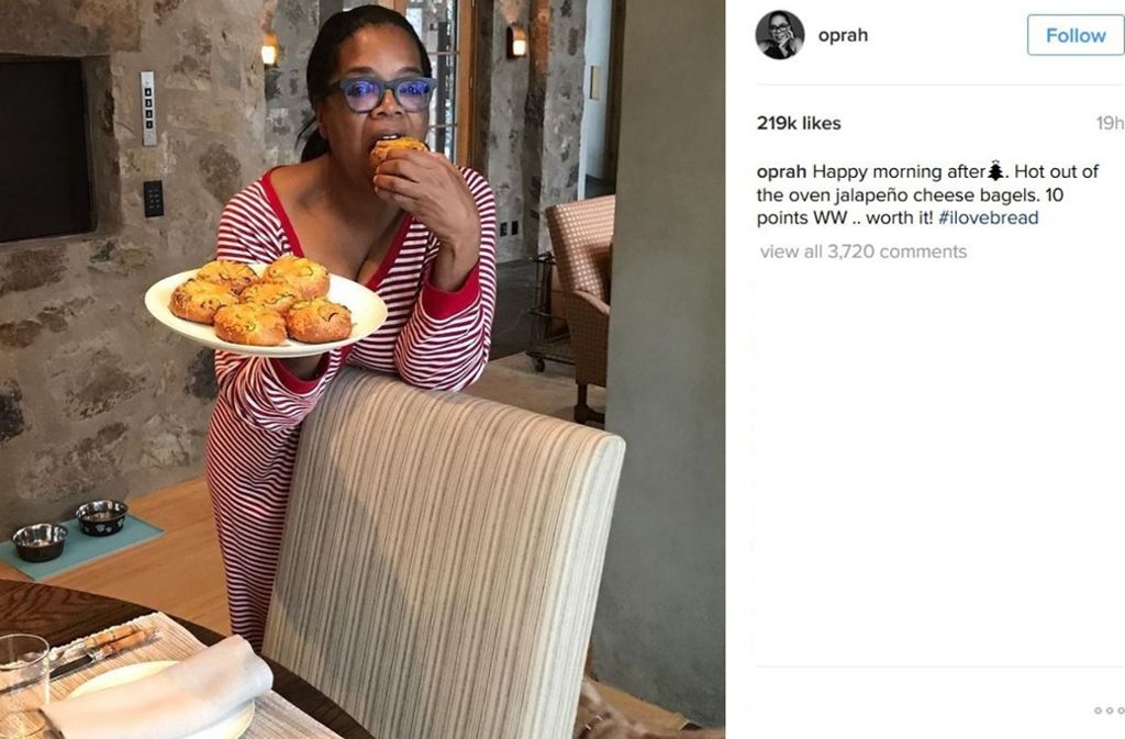 Oprah Winfrey zeigte sich am Morgen nach Weihnachten auf Instagram in ihrer Küche Gebäck naschend.