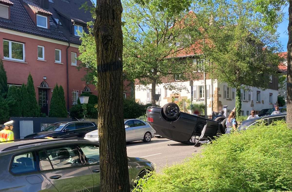 Ein Mann fuhr mit seinem Bentley gegen einen parkenden Mercedes EQC und überschlug sich.