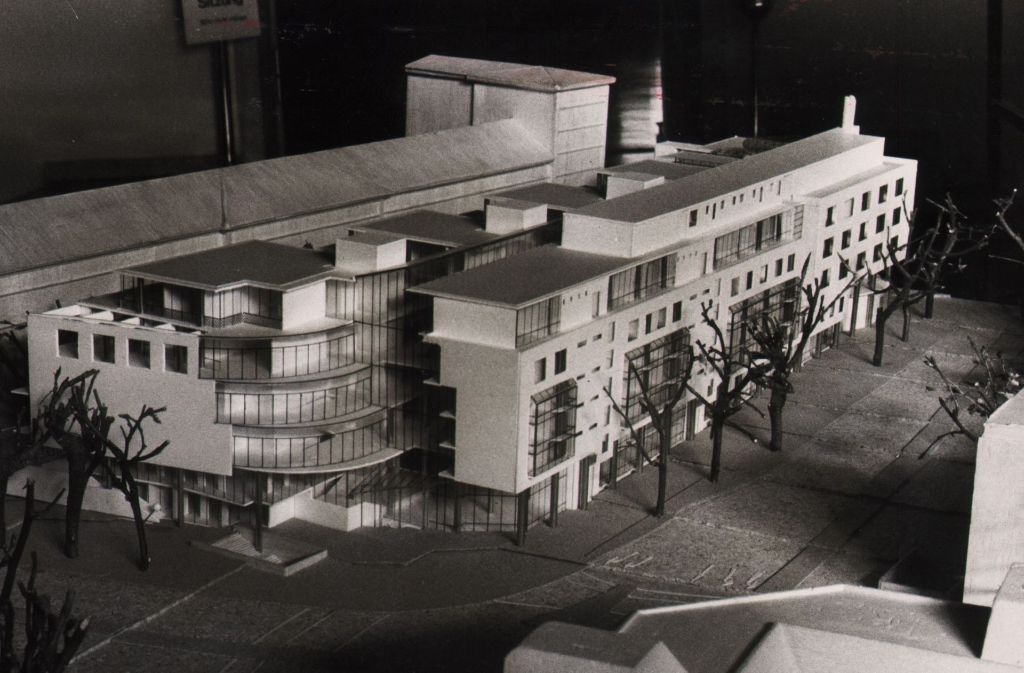 Das Modell des Treffpunkts Rotebühlplatz zeigt das schmale, langgestreckte Gebäude zwischen der ehemaligen Kaserne im Hintergrund und der Fritz-Elsas-Straße.