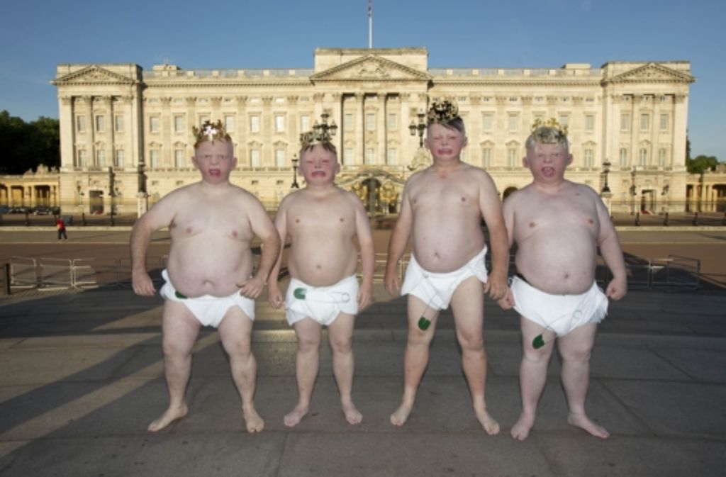 Je näher der Geburtstermin rückt, desto wildere Blüten treibt die Hysterie. Ein britischer Wettanbieter schickt im Rahmen einer Werbeaktion als Babys verkleidete Männer mit Kronen und Windeln durch London zum Buckingham Palace.