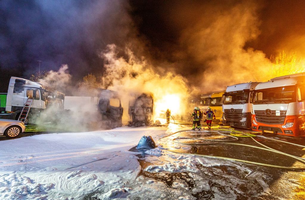 Vier Sattelzug-Maschinen gingen bei dem Brand in Köngen in Flammen auf.