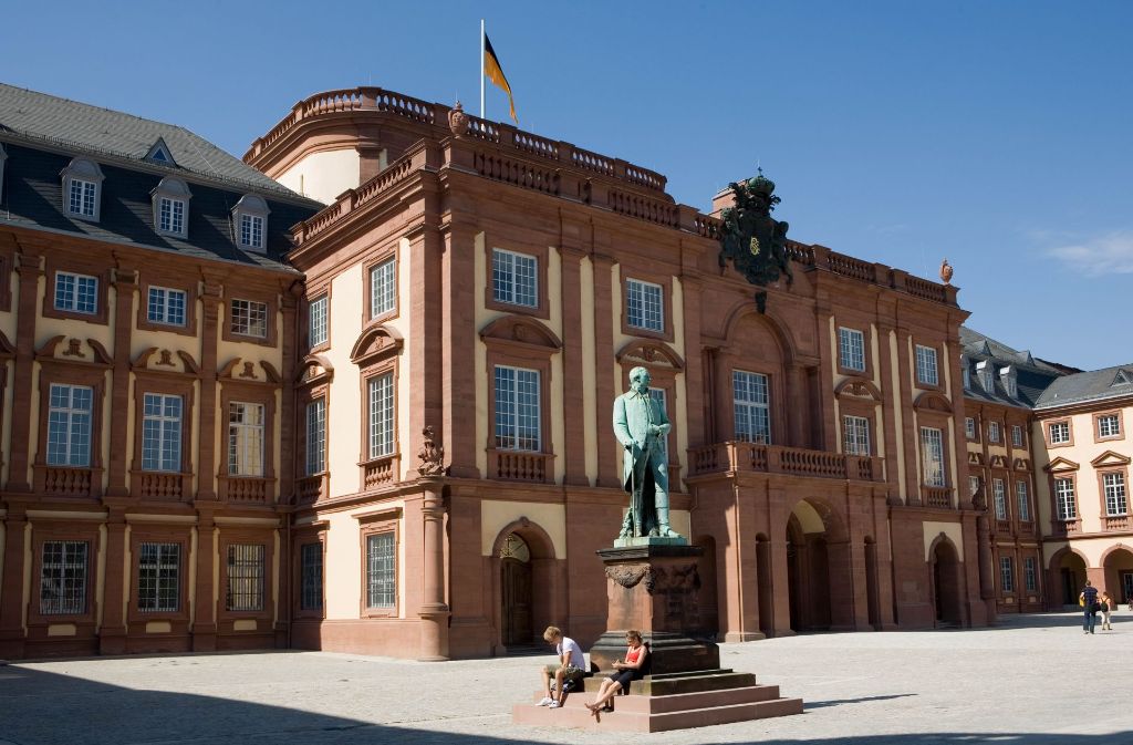 Teile der Universität Mannheim sind im Barockschloss untergebracht. Die Hochschule in der Kurpfalz nimmt mit 58,2 Punkten deutschlandweit Platz 12 und international Rang 125 ein.