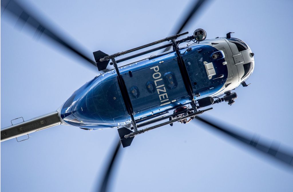 Mit einem Hubschrauber suchte die Polizei nach den Jugendlichen (Symbolbild). Foto: imago images//Markus Brandhuber