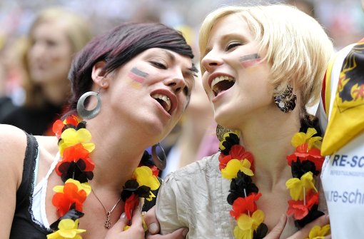 Fans der deutschen Fußball-Nationalmannschaft singen die deutsche Nationalhymne: Ist das schon Deutsch? oder was braucht, um als Deutscher Deutsch zu sein? Foto: dpa