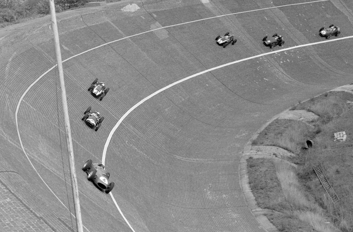 Doppelt hält besser Der Große Preis von Deutschland fand 1959 auf der Berliner Avus statt – es war der einzige Grand Prix auf der Stadtautobahn. Das Besondere: Er wurde planmäßig in zwei Läufen durchgeführt. Die Nordkehre war für die hohen Geschwindigkeiten der Autos nicht tauglich, aus Angst vor Reifenschäden entschied der Veranstalter das Rennen in zwei Läufe mit je 30 Runden einzuteilen. Die Ergebnisse wurden addiert, der Brite Tony Brooks ist damit der einzige Formel-1-Sieger auf der Avus.