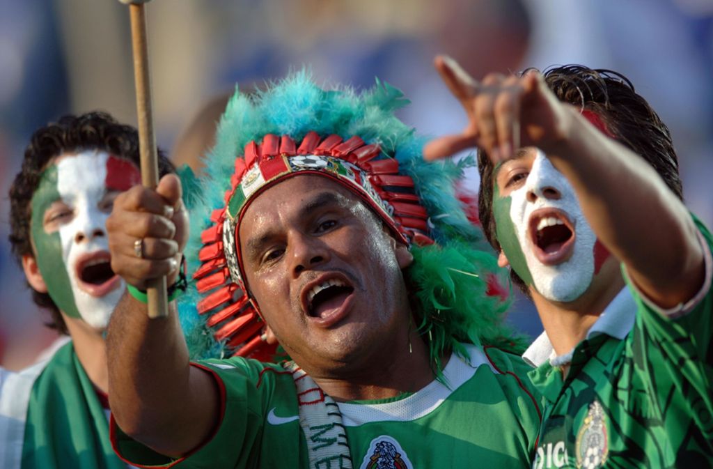 Die Nachfahren der Azetken tragen den traditionell indianischen Kopfschmuck auch im Stadion.