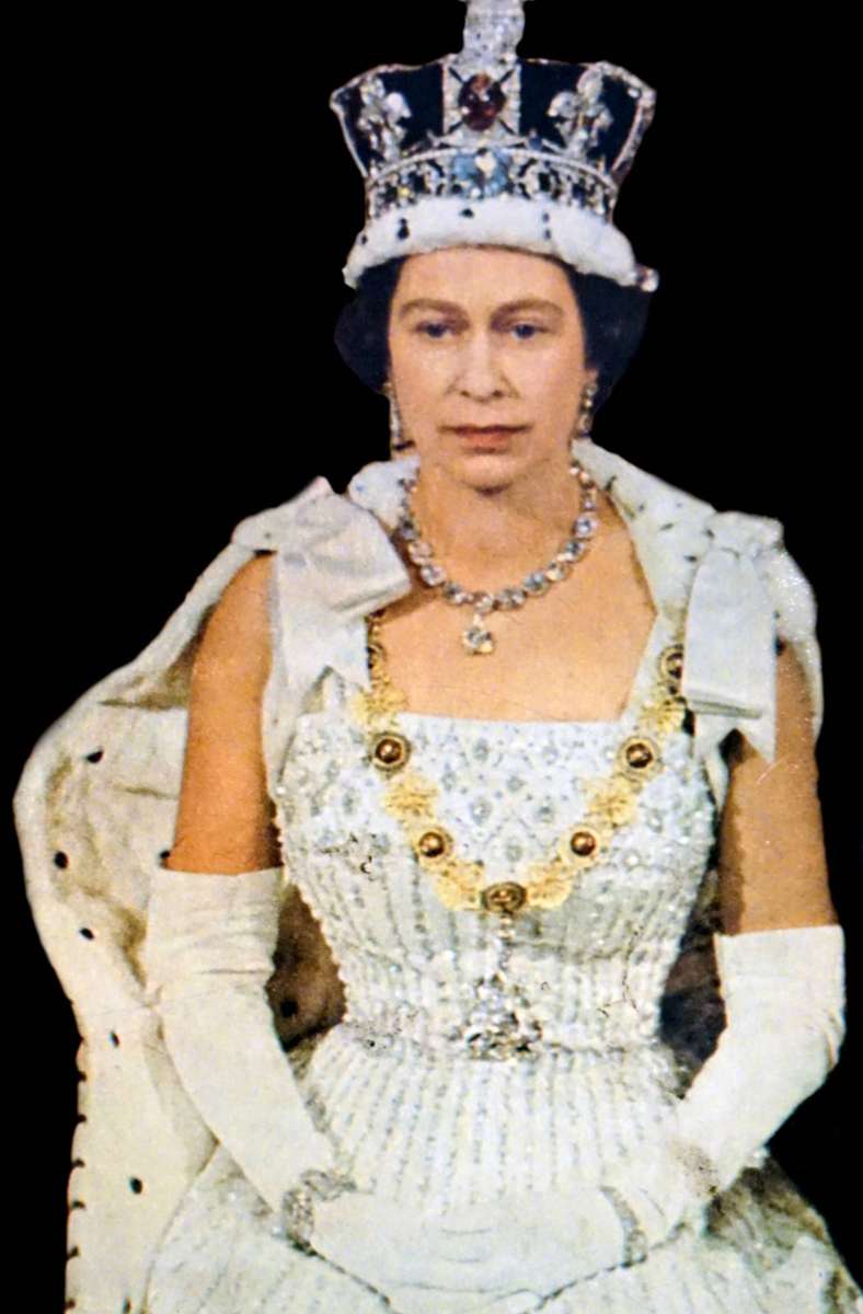 Dieses cremefarbene Taft-Kleid mit diamantenbesetztem Mieder aus den 1960er Jahren stammt ebenfalls aus dem Modehaus von Norman Hartnell. Die Queen trug es bei der Eröffnung des Parlaments im Jahr 1966...