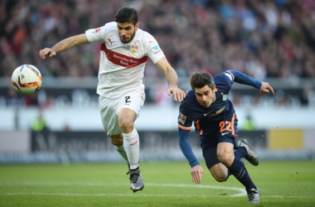 VfB-Spieler Emiliano Insuo gegen den Bremer Fin Bartels.