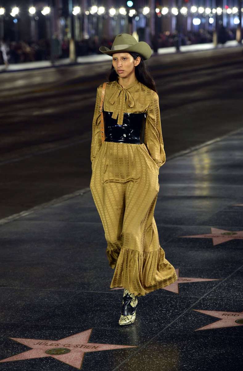 Gold und Cowboyhut steht nicht jeder Frau, das Gucci-Model trägt’s aber mit Würde.
