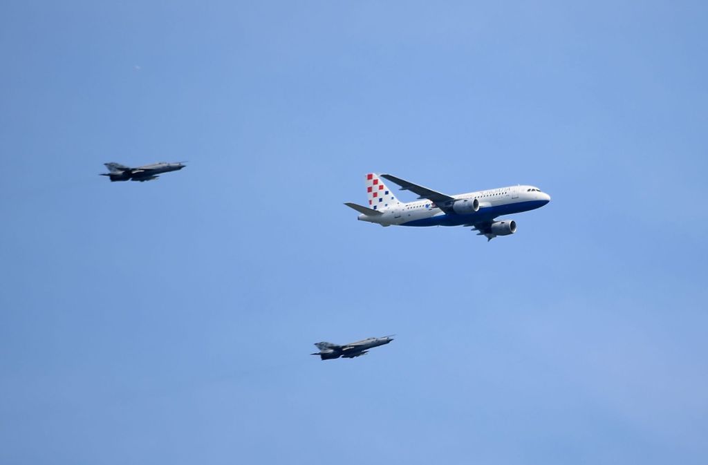Maschinen der Luftwaffe hatten das aus Russland kommende Flugzeug mit den Nationalspielern nach Erreichen des kroatischen Luftraums eskortiert.