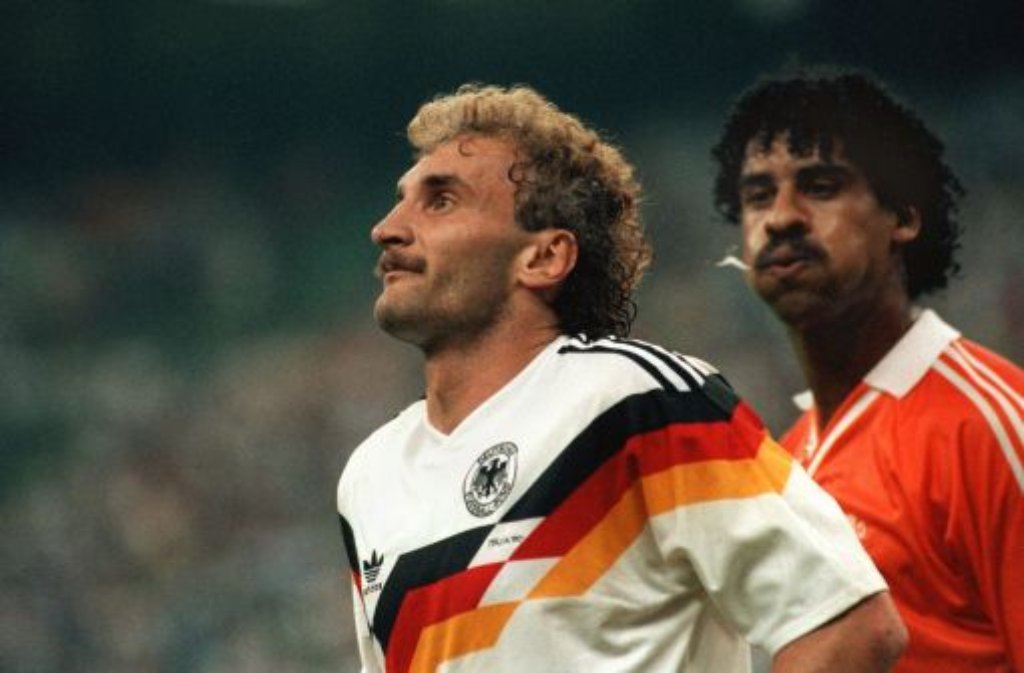 Ihren Höhepunkt hat die deutsch-holländische Rivalität im Achtelfinale 1990: Beim Stand von 0:0 spuckt Frank Rijkaard Rudi Völler in die Locken. Damit nicht genug, deutet der Schiedsrichter die Situation falsch und schickt beide Spieler vom Platz. Längst hat sich Rijkaard bei Tante Käthe entschuldigt, das "Drama Lama" aber wird jedes Mal bemüht, wenn die "Elftal" gegen "La Mannschaft" aufläuft.