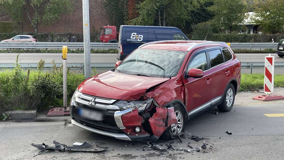 Unfall in Stuttgart-Hedelfingen: BMW und Mitsubishi stoßen zusammen – Zeugen gesucht