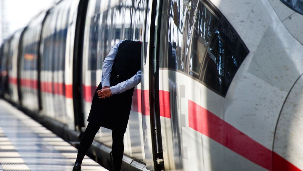  Ein 23-jähriger Mann wollte mit seiner Frau und drei Kindern in Dortmund in einen Zug zusteigen. Die Familie war fast komplett – bis auf das eineinhalbjährige Kind, das alleine am Bahnsteig stand. 