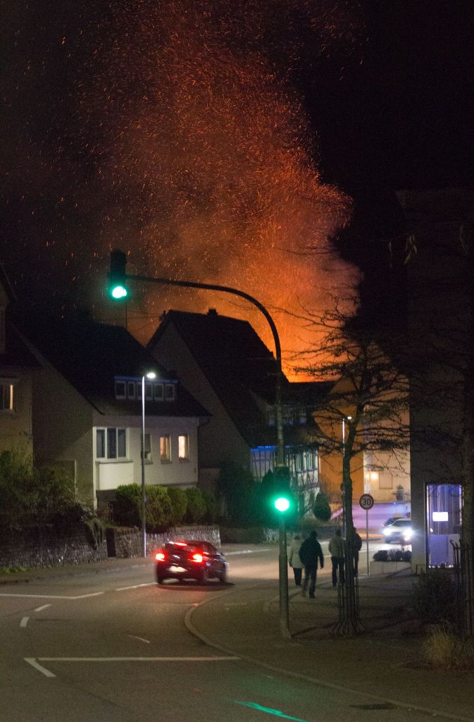 Aus bislang ungeklärter Ursache geriet am Montagabend die Scheune in der Flachter Straße in Rutesheim (Kreis Böblingen) in Brand.