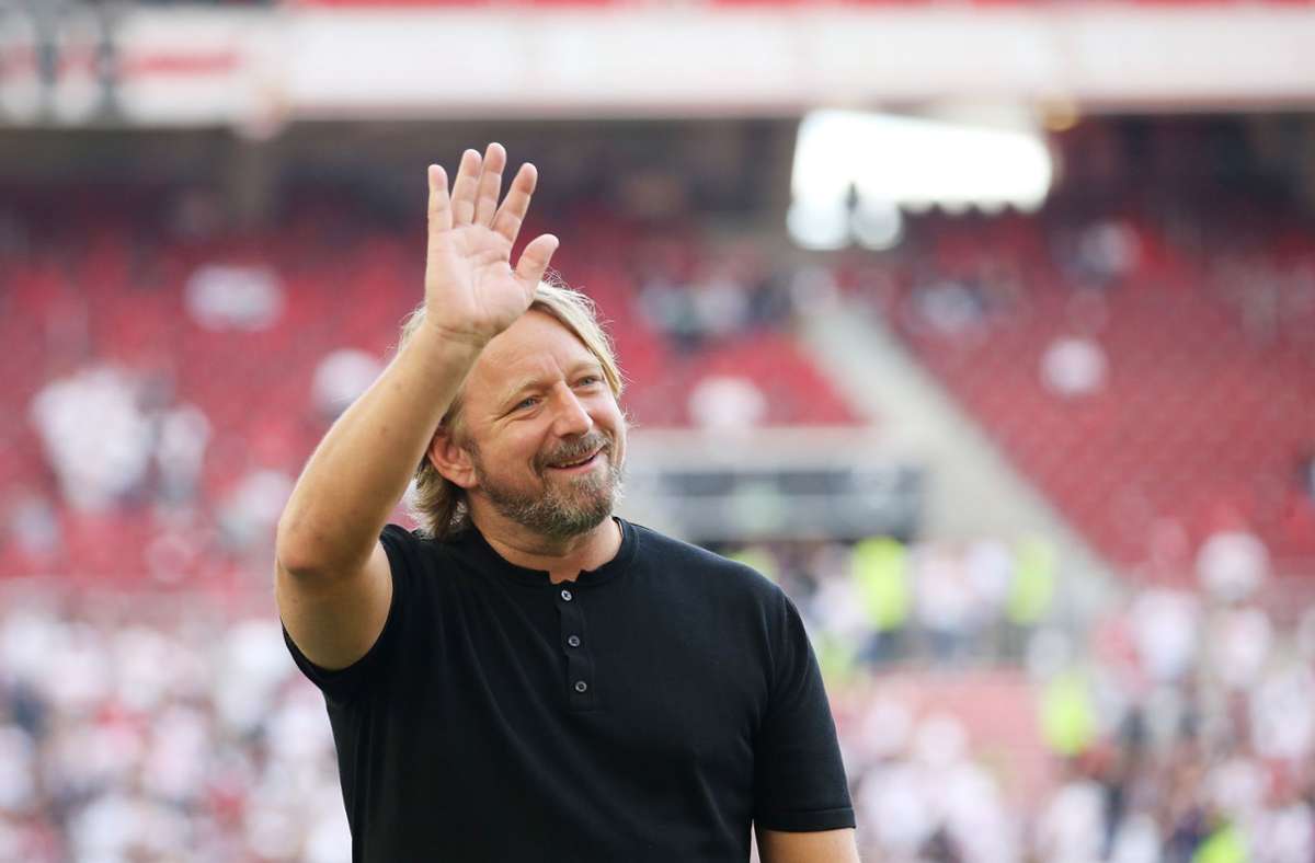 VfB-Sportdirektor Sven Mislinitat winkt den VfB-Fans zu.