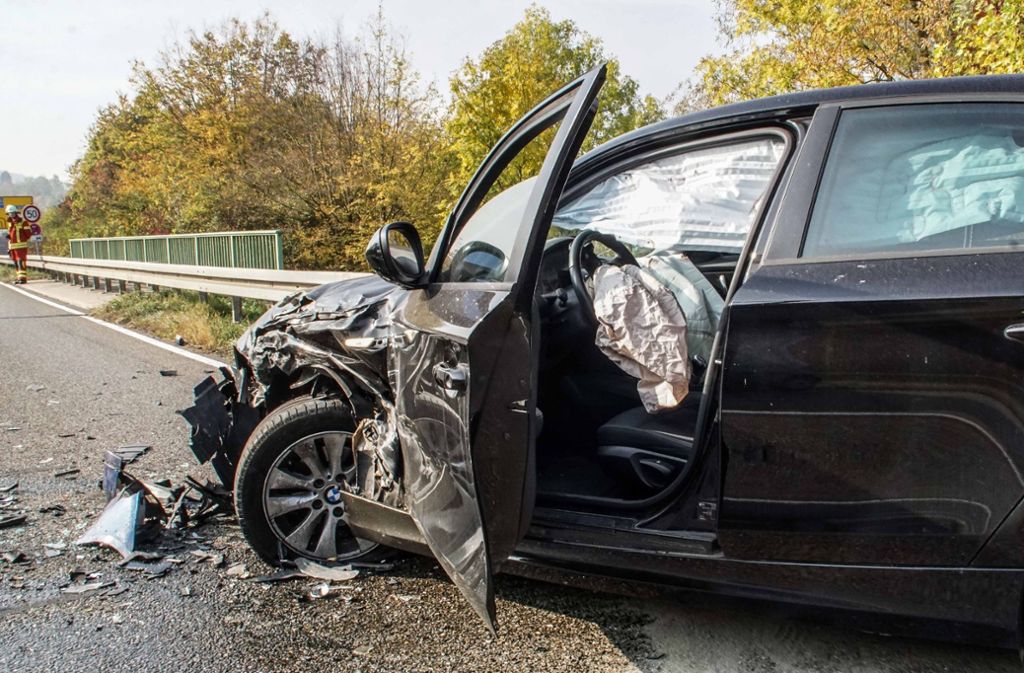 Nachdem die 27-Jährige daraufhin auf ihre Fahrspur zurück gelenkt hatte, geriet sie erneut auf die Gegenfahrbahn und stieß frontal mit einer 36 Jahre alten BMW-Fahrerin zusammen.