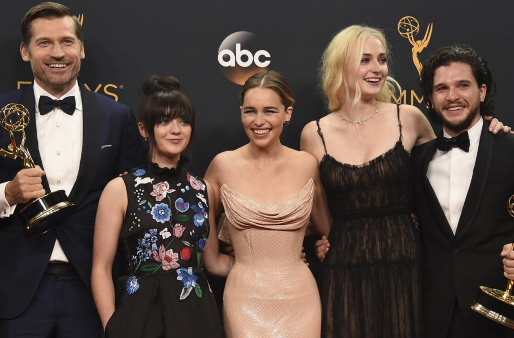 Die Crew der TV-Serie „Games of Thrones“ hat modisch vieles richtig gemacht. Vor allem Emilia Clarke (dritte von rechts) in ihrer schlicht-schönen Abendrobe in Nude.
