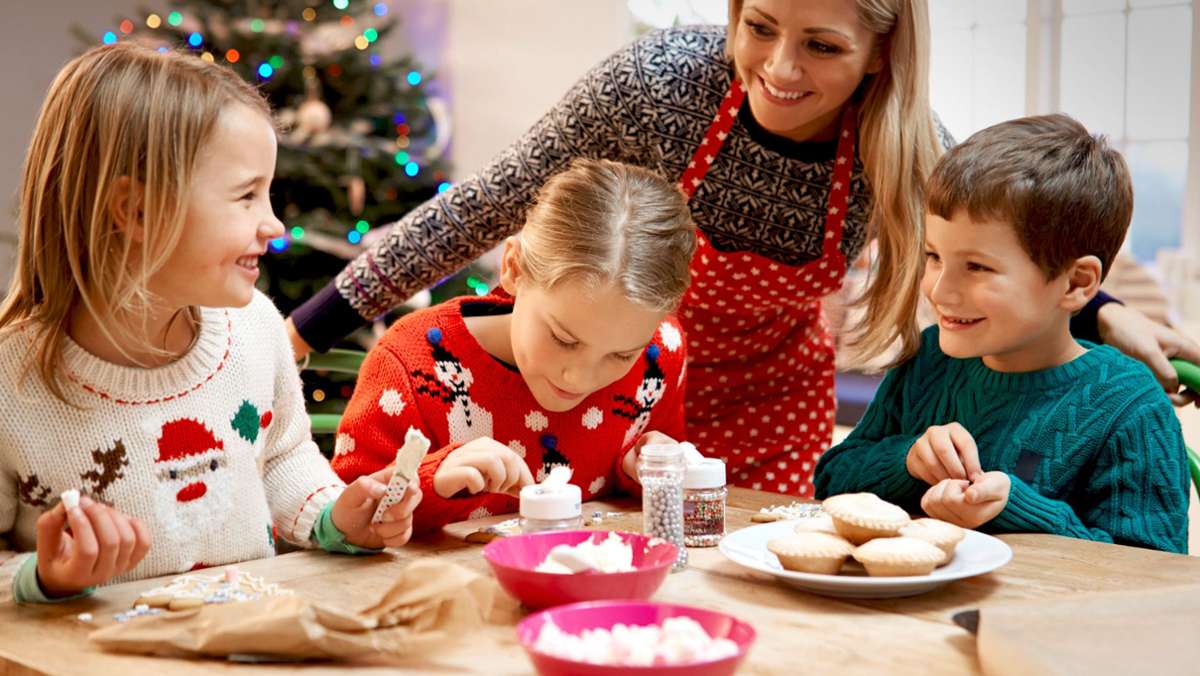  Man muss kein Profi sein, um diese weihnachtlichen Kekse und Bastelarbeiten fürs Fest zu zaubern: ein familientauglicher Ratgeber zum Nachmachen. 