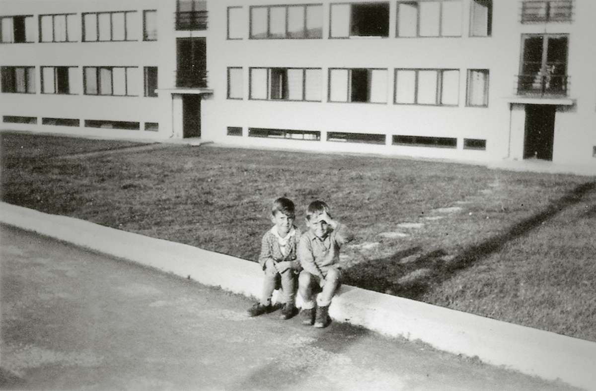 Rolf Fassbaender (rechts) als Kind mit einem Freund vor dem Wohnblock Mies van der Rohe. Foto: Weißenhofmuseum/Fotosammlung Rolf Fassbaender
