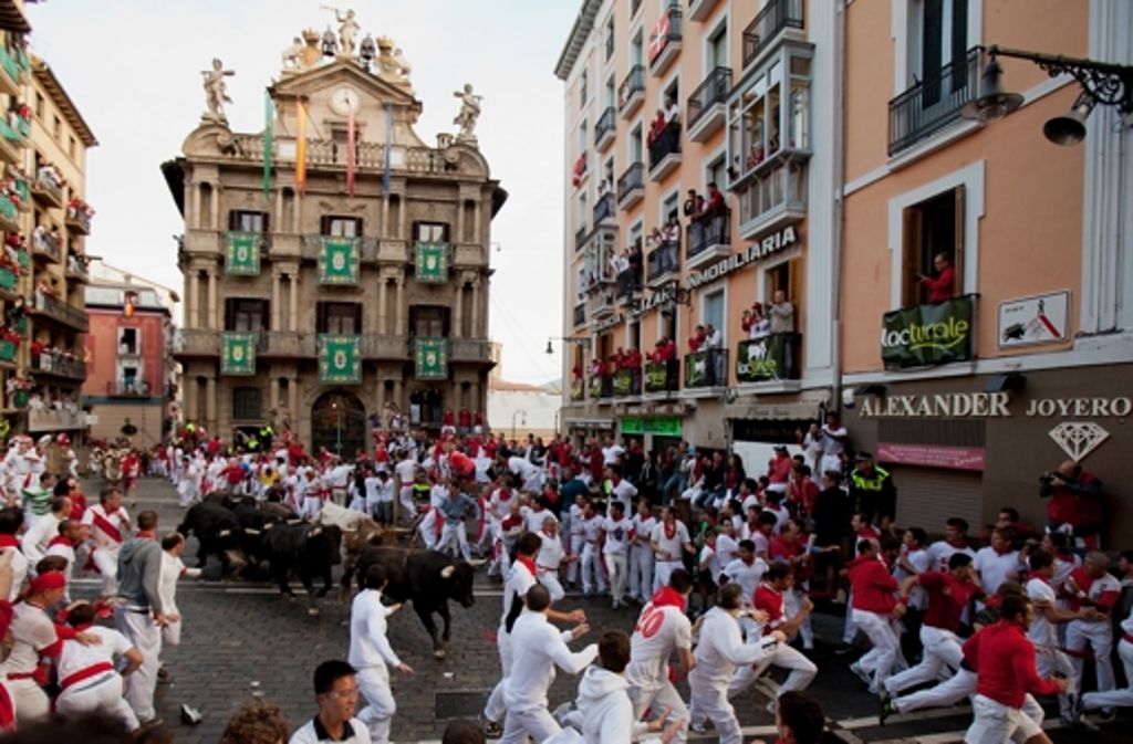 Bei dem Fest zu Ehren des Schutzheiligen der Region Navarra werden bis zum kommenden Montag an jedem Morgen Kampfstiere durch die engen Gassen der Regionalhauptstadt getrieben.