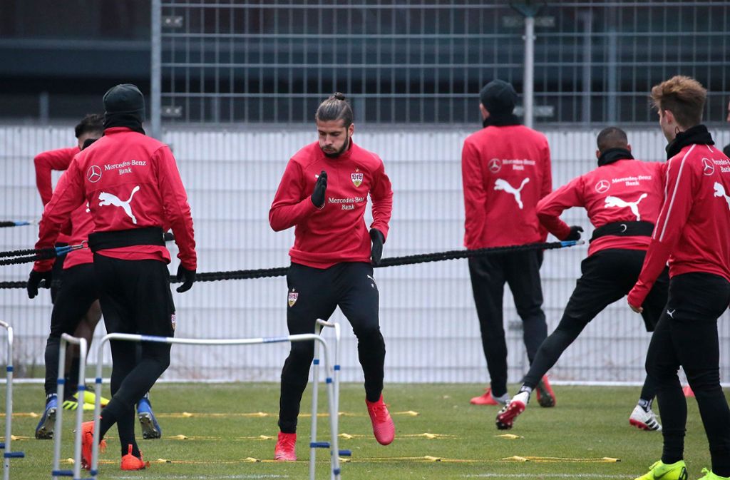 Emiliano Insua (Mitte) und der VfB Stuttgart bereiten sich auf das wichtige Spiel bei Bayer Leverkusen vor.