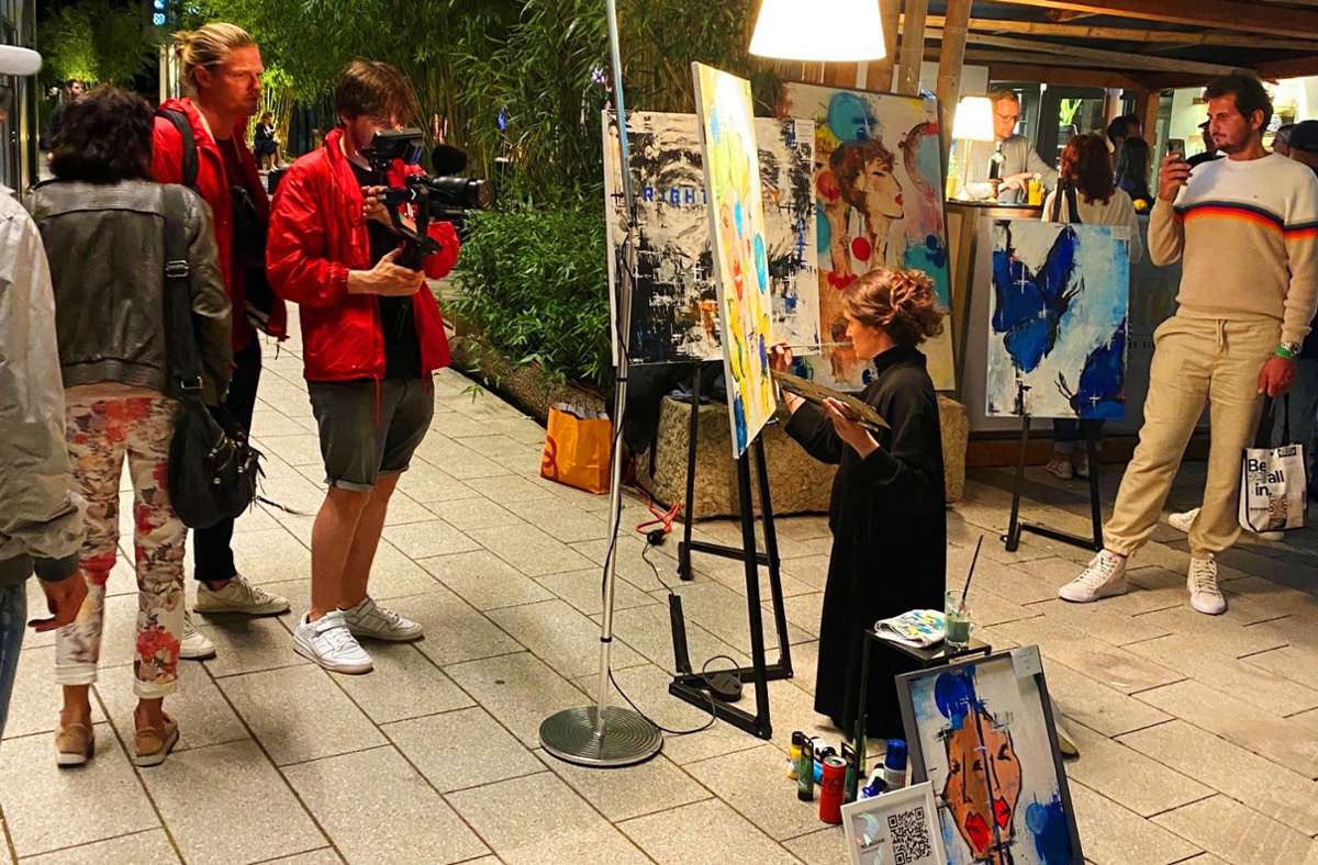 Lust auf ungewöhnliche Aktionen: Annina Karst beim Live-Painting in einem Shopping-Center.