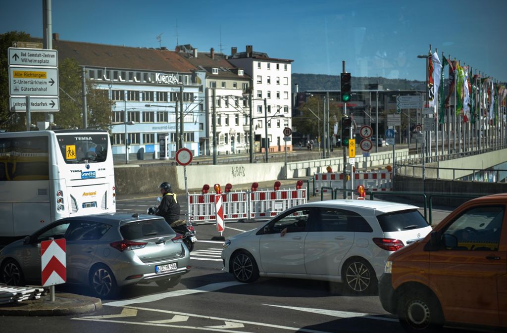 ... sowie in der Mercedesstraße kurz vor der König-Karl-Brücke in Bad Cannstatt.