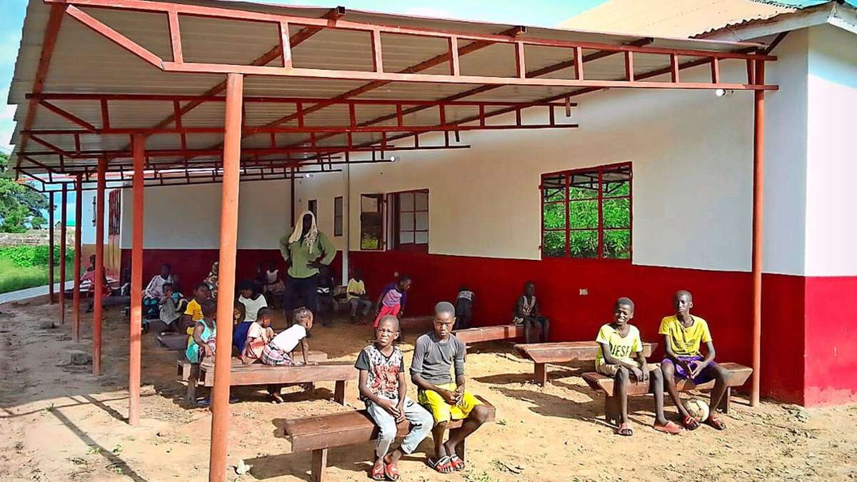 Engagement für Gambia: Eine Krankenstation mit Wartezimmer im Freien