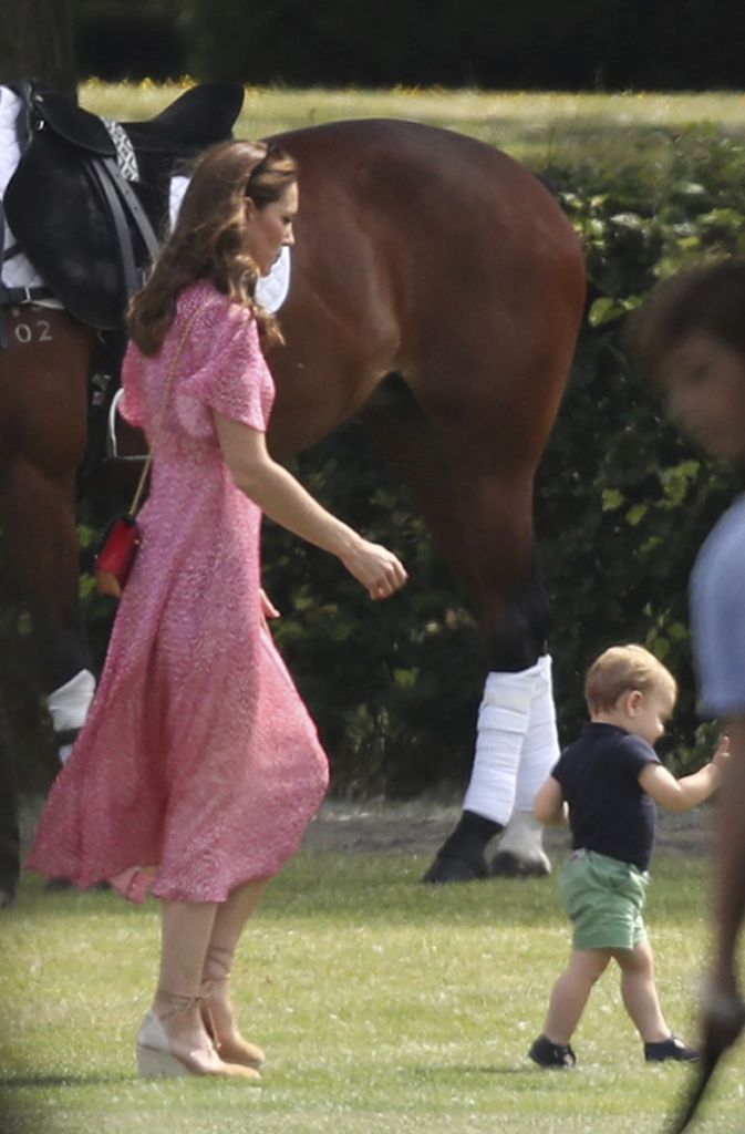 Prinz Louis ist ziemlich aktiv und hält seine Mutter auf Trab.