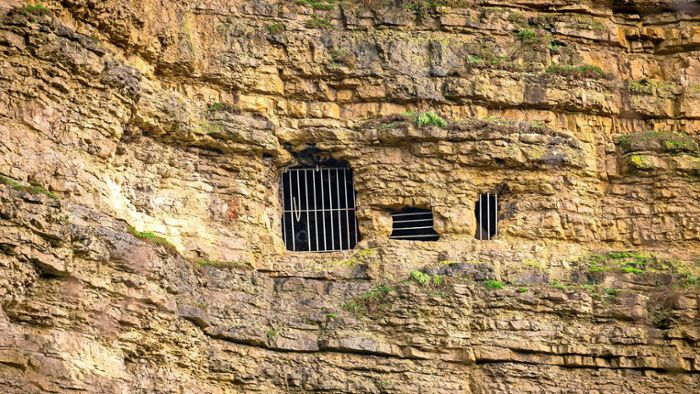 Legendenumrankter Lost Place: Hinter dem Gitter der Höhle steckt ein Geheimnis