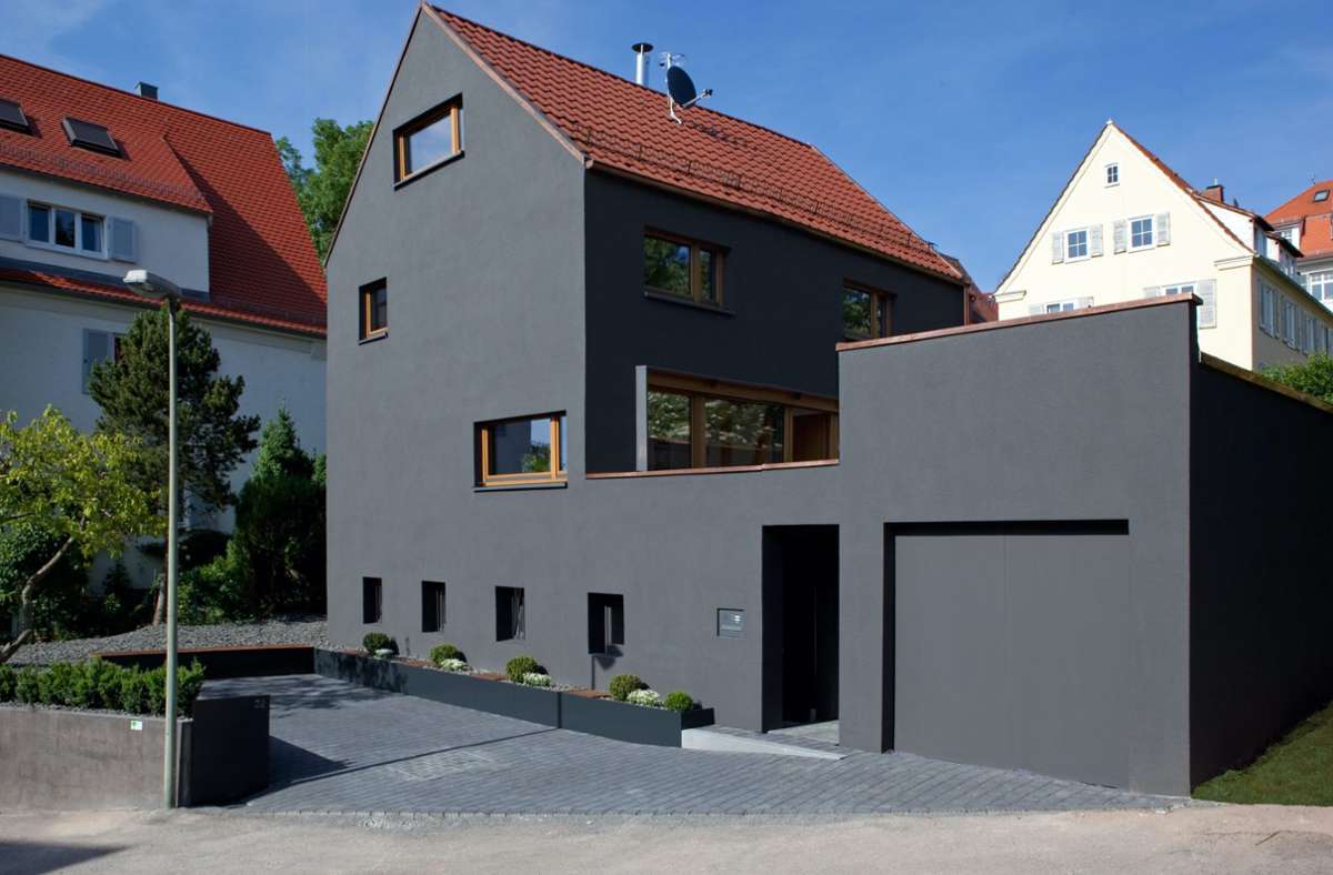 Schick in Schwarz: Das umgebaute Einfamilienhaus in Stuttgart von Architekt Thilo Holzer. Die Garage wurde versetzt und auch die Terrasse . . .