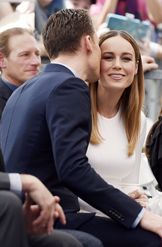 Küsschen auf die Wange: Brie Larson bekam von Schauspielkollege Tom Hiddleston einen Schmatzer ins Gesicht.