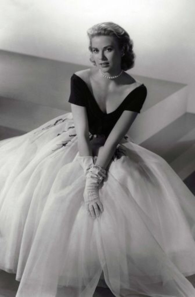 Grace Kelly wird 1929 in Philadelphia geboren. Die Tochter eines milliardenschweren Bauunternehmers arbeitet zunächst als Fotomodell, ...