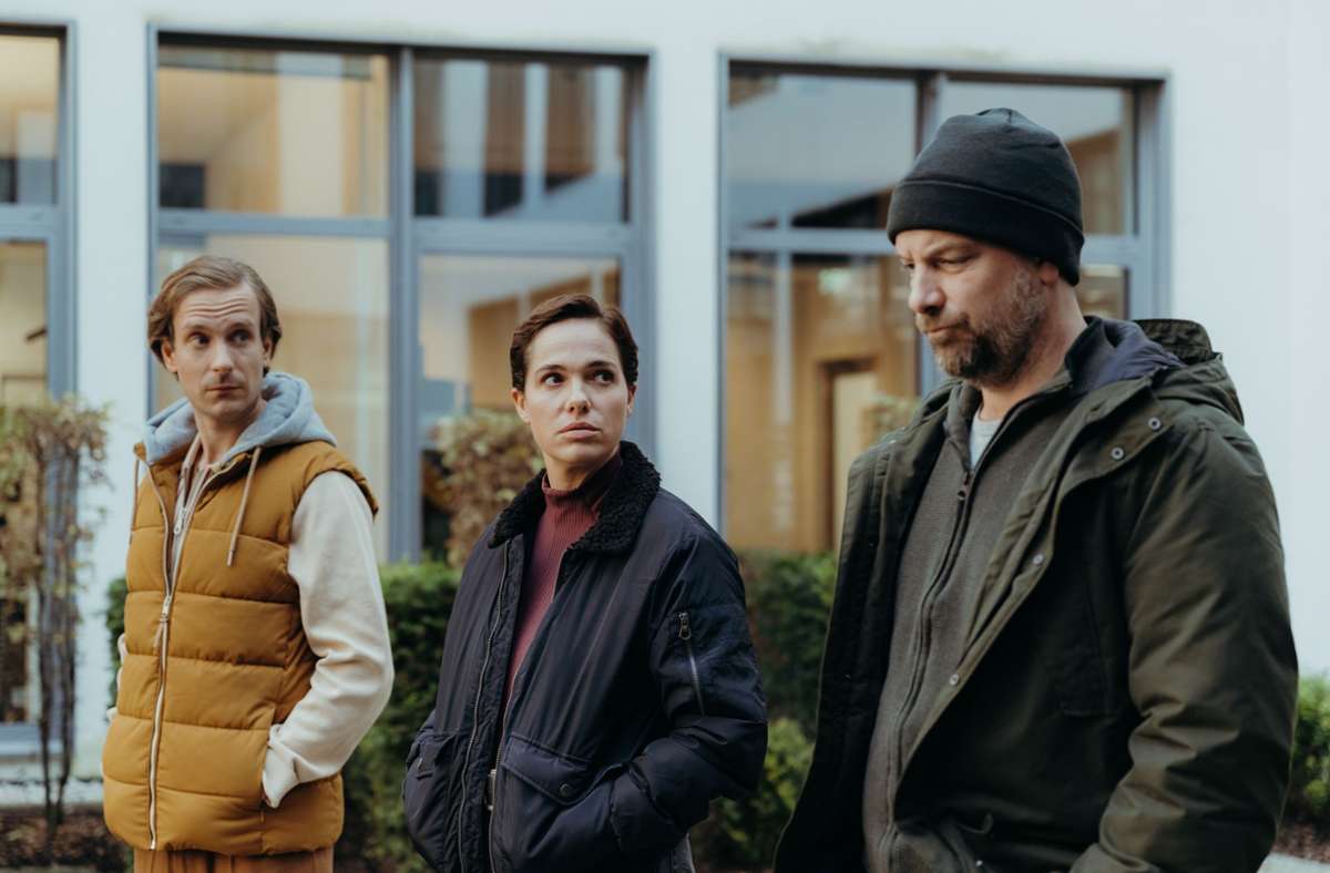 Elisabeth Eyckhoff (Verena Altenberger) und Dennis Eden (Stephan Zinner, rechts) mit dem Manager der Garden Wox Sven Dörner (Max Rothbart).