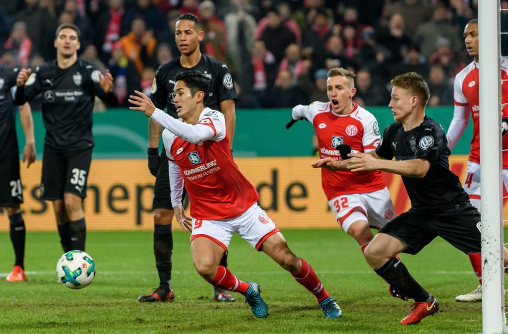 Mainzer Spieler feiern den Ausgleich in der 62. Minute.