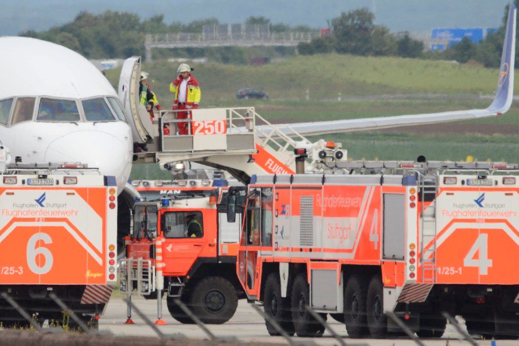 Die Feuerwehr hat am Montagnachmittag wegen eines Triebwerkschadens an einer Boeing 757 zum Flughafen Stuttgart ausrücken müssen.