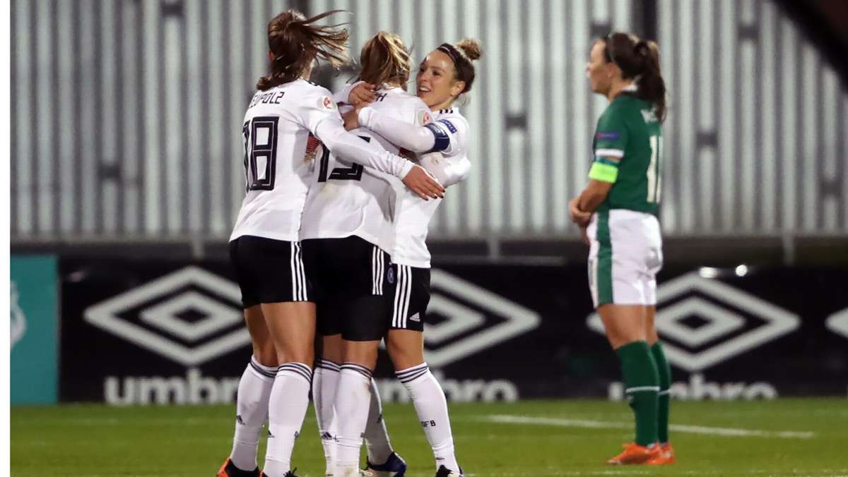  Nur das ärgerliche erste Gegentor hat eine perfekte EM-Qualifikation der deutsche Frauenfußball-Nationalmannschaft gegen Irland verhindert. 