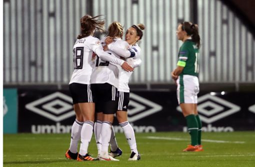 Deutschlands Tabea Wassmuth (M) bejubelt ihr Tor zum 1:3 mit ihren Mitspielerinnen. Foto: dpa/Niall Carson