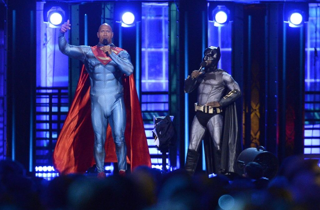 Kevin Hart als Batman und Dwayne Johnson als Superman bei ihrem Auftritt bei den MTV Movie Awards.