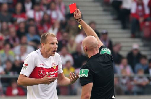 Kann es nicht verstehen: Holger Badstuber vom VfB Stuttgart sieht gegen Holstein Kiel Gelb-Rot. Foto: Baumann