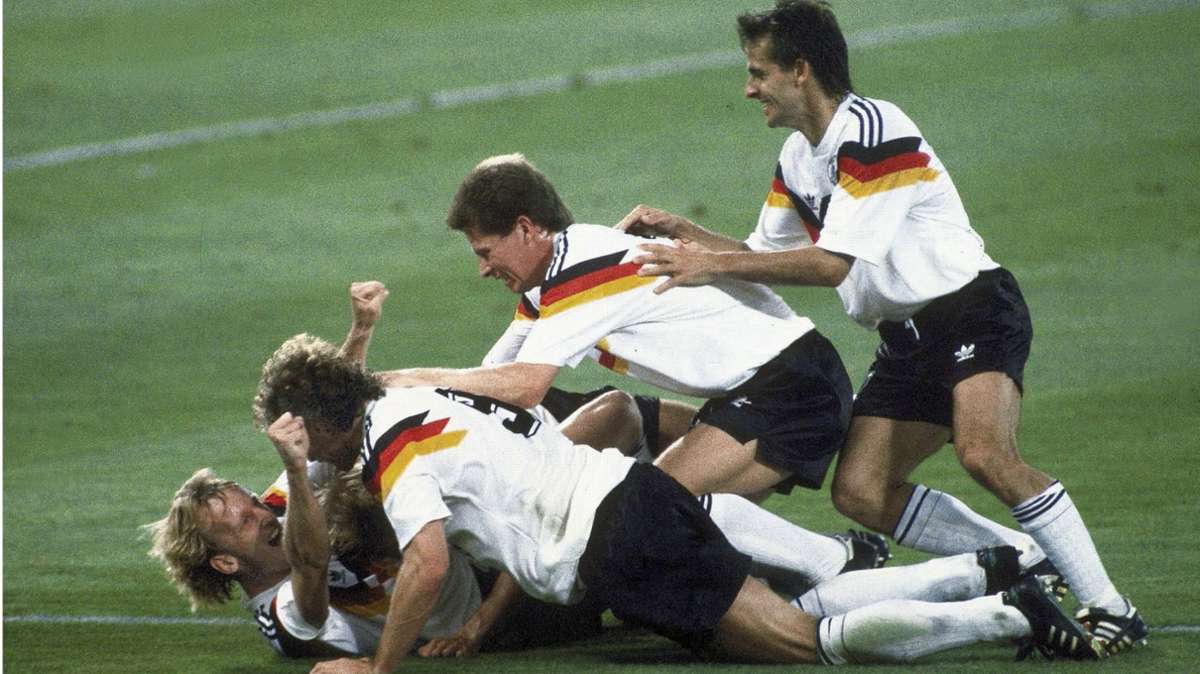 Nationalspieler Andreas Brehme am Boden – aber nur körperlich. Durch sein Elfmetertor wird Deutschland 1990 Weltmeister.