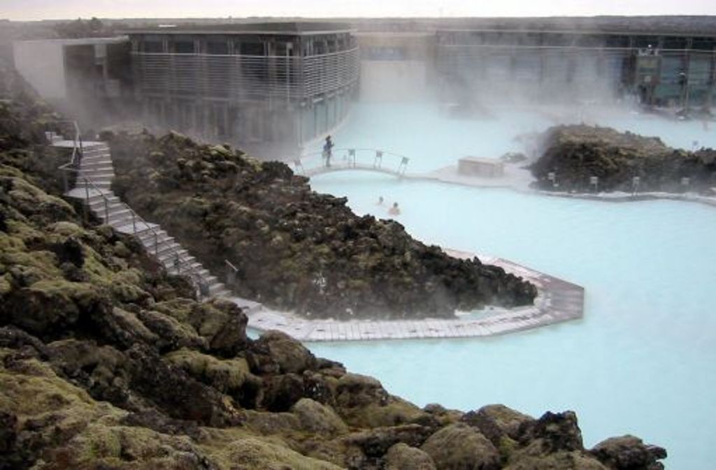 Das Thermalbad "Blaue Lagune" bei Reykjavik inmitten von Lava-Gestein.