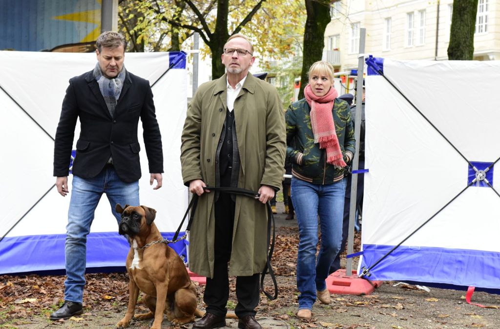Schaller (Alexander Held, m.) wartet mit einem Hund, als Angelika(Bernadette Heerwagen, r.) und Harald (Marcus Mittermeier, l.) an den Tatort kommen.