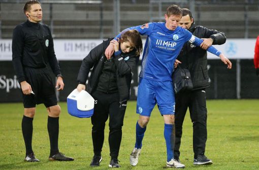 Kickers-Kapitän Tobias Feisthammel verletzte sich beim 5:0 gegen den TSV Ilshofen am Sprunggelenk – möglicherweise ist die Saison für den Abwehrspieler gelaufen. Foto: Baumann