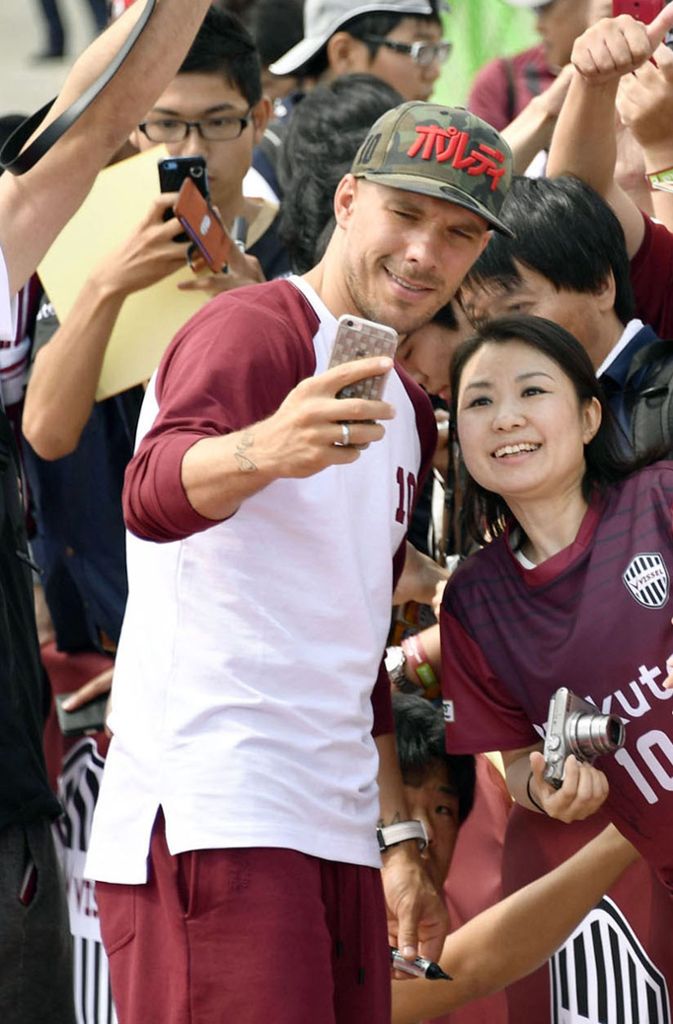 Lukas Podolski auf Tuchfühlung mit den Fans.