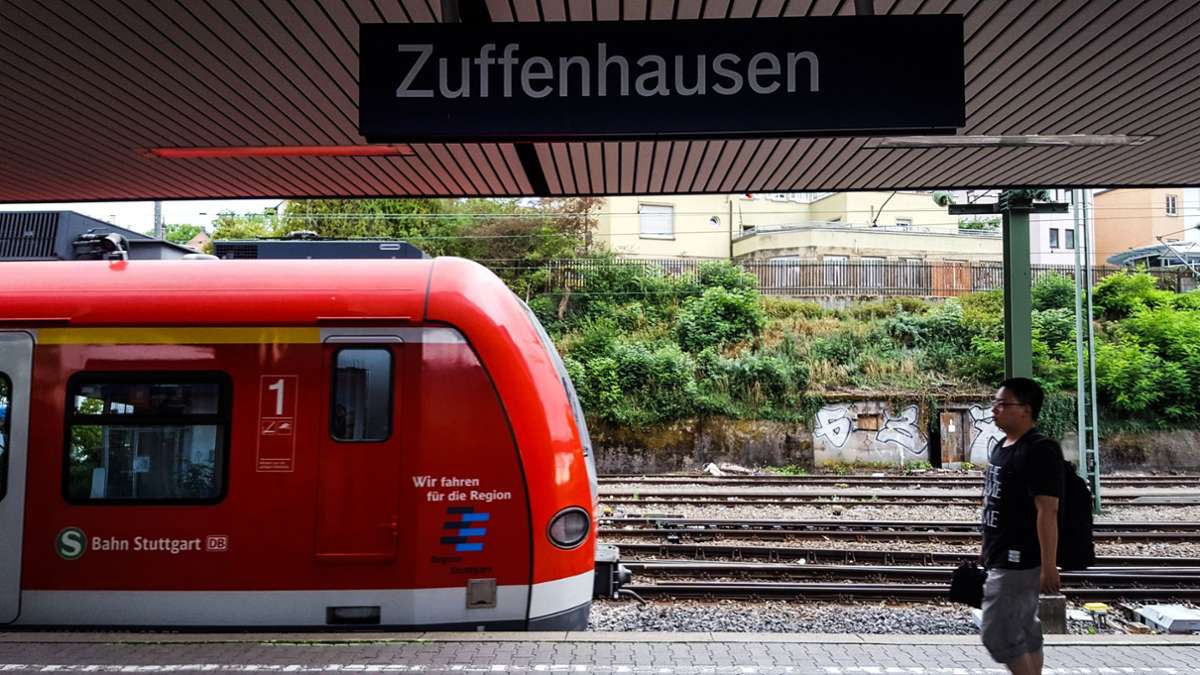 Stuttgart-Zuffenhausen: Zugbegleiter nach Fahrscheinkontrolle  attackiert