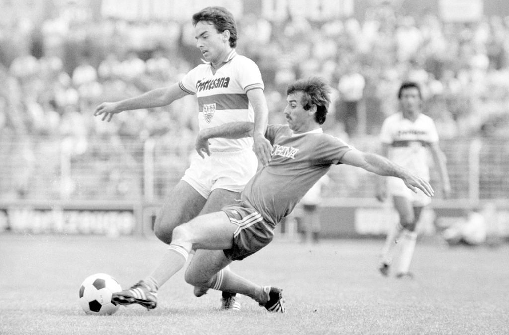 Im Rückspiel am 9. Juni 1979 konnten die Stuttgarter gegen Darmstadt sogar einen ihrer höchsten Auswärtssiege aller Zeiten einfahren. Mit 7:1 gewann der VfB am Böllenfalltor. Mit dabei unter anderem Hansi Müller (im Bild). Am Ende verpasste man zwar knapp die Meisterschaft und wurde hinter Hamburg Zweiter, war aber wieder zurück in der Erfolgsspur.