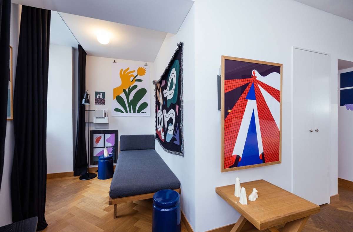 Im Hotel Marktgasse, mitten in Zürichs Altstadt, verwandelt Yehteh ein Hotelzimmer in eine imaginäre Welt voller mystischer Figuren und Formen aus Holz, Textilien und Farbe. Das Zimmer für Besucher, die sich von liebevollen Fabelwesen in den Schlaf wiegen lassen wollen.